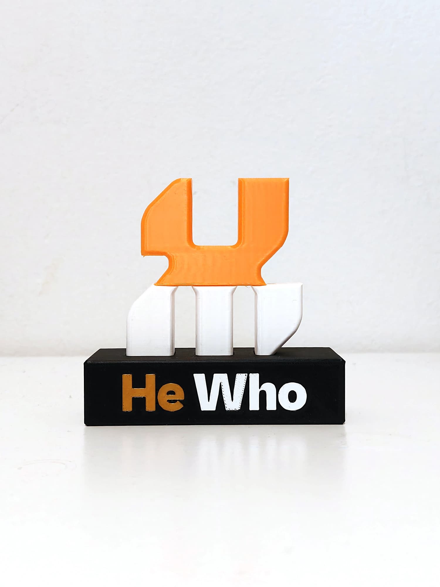 Λογότυπο "He Who" σε Βάση